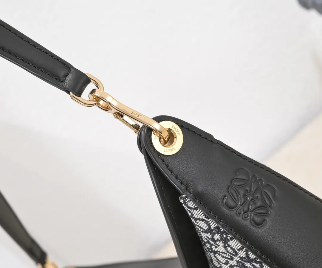 Navy blue/black, top quality original. The smooth crescent shape of the L Luna series moon bag not only elongates the proportions of the whole person without getting stuck on the upper body, but also feels particularly comfortable. The wide shoulder strap design does not press the shoulder buckle opening, making it easier to open and close. The internal capacity is also large, and sunglasses and folding umbrellas can be easily arranged with sliding hanging loops hidden on both sides. Shoulder straps or hanging accessories can be attached, making it convenient for various occasions. It is a bag that shows off its temperament and is highly used in daily life! Luo Yiwei size: 29*27*8cm: model: 8891#